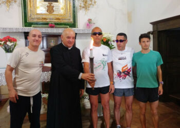 Il 1° maggio, aperte le celebrazioni in onore della Madonna di Capocolonna, con l’antica e suggestiva “Corsa delle lampade – La Lampadedromia”