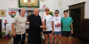 Il 1° maggio, aperte le celebrazioni in onore della Madonna di Capocolonna, con l’antica e suggestiva “Corsa delle lampade – La Lampadedromia”