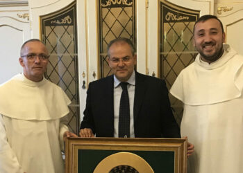 I Paolini consegnano un’icona della Madonna di Czestochowa a Michele Affidato