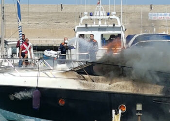 Imbarcazione in fiamme nel porto vecchio di Crotone