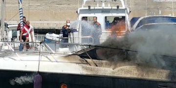 Imbarcazione in fiamme nel porto vecchio di Crotone