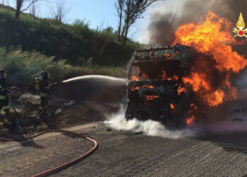 In fiamme un autoarticolato sull’Autostrada del Mediterraneo A2, salvo il conducente
