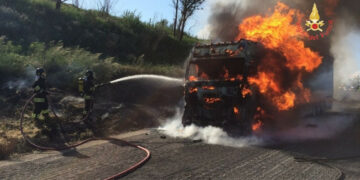 In fiamme un autoarticolato sull’Autostrada del Mediterraneo A2, salvo il conducente