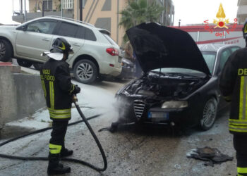 In fiamme un autovettura sulla SS106 nel comune di Davoli