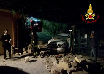 Incidente a Mesoraca: auto senza freni investe pedoni e si schianta contro un muro, 4 i feriti