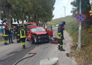 Incidente stradale a Crotone: Auto finisce contro un palo, feriti 2 bambini