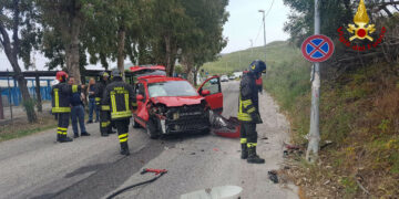 Incidente stradale a Crotone: Auto finisce contro un palo, feriti 2 bambini
