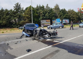 Incidente stradale sulla SS106: coinvolti una vettura ed una moto Harley Davidson