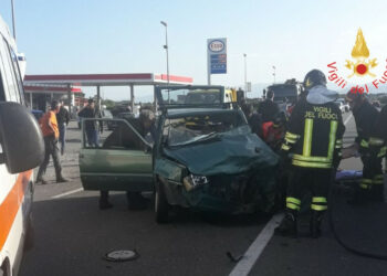 Incidente stradale sulla SS106: scontro fra due auto, un conducente incastrato tra le lamiere