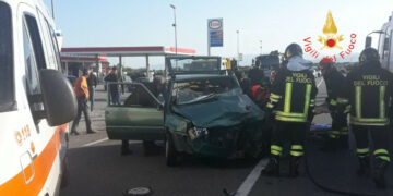 Incidente stradale sulla SS106: scontro fra due auto, un conducente incastrato tra le lamiere