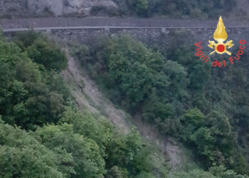 Incidente stradale sulla SS159: auto esce fuoristrada ribaltandosi in un burrone, ferito il conducente