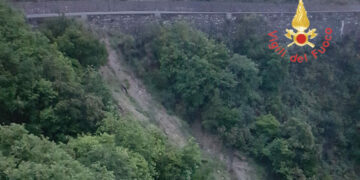 Incidente stradale sulla SS159: auto esce fuoristrada ribaltandosi in un burrone, ferito il conducente