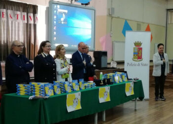 La Polizia di Stato consegna l’agenda scolastica “Il mio diario” agli Istituti primari di Crotone
