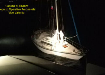 Migranti: in 31 sbarcano a Crotone a bordo di un veliero, fermati i 2 scafisti