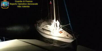 Migranti: in 31 sbarcano a Crotone a bordo di un veliero, fermati i 2 scafisti