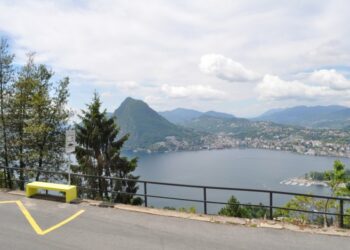 Panchine gialle per chi fa l’autostop: l’idea da importare da Lugano a Roma
