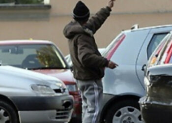 Parcheggiatori abusivi a Crotone, sorpresi 5 nigeriani