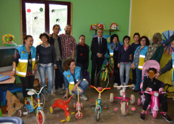 Sette biciclette per regalare un sorriso ai piccoli migranti del Regional Hub di Sant’Anna