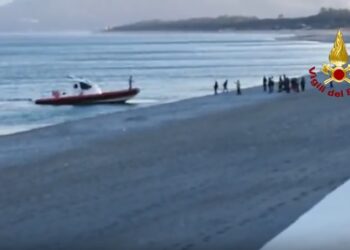 Si tuffano in mare per recuperare il pallone, due ragazzi dispersi a Catanzaro Lido