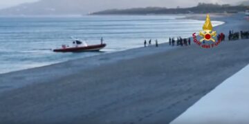 Si tuffano in mare per recuperare il pallone, due ragazzi dispersi a Catanzaro Lido