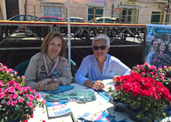 Tornata in piazza a Cirò Marina l’azalea della ricerca, simbolo della lotta al cancro
