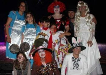 Un pubblico di ragazzi a “Il Cappellaio Matto” della Compagnia “L’Arcobaleno” al Teatro comunale di Cariati