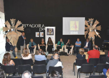 Crotone, la presentazione del libro “L’Ape Furibonda”: protagoniste le donne di ieri e di oggi