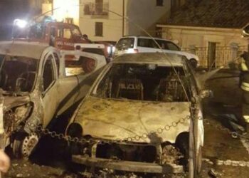 In fiamme nella notte due autovetture in un quartiere di Mesoraca, intervengono i Vigili del Fuoco