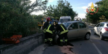 Incidente stradale SS106: un auto perde il controllo ed impatta contro il guardrail, ferita una ragazza di 22 anni
