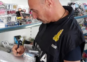 Sequestrati dalla Finanza 1000 prodotti non sicuri e con marchio CE contraffatto ad un Negozio di articoli per la casa