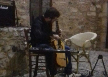 Apprezzata esibizione di Alessandro Santacaterina con la sua chitarra nel suggestivo scenario della Torre Aragonese di Torre Melissa