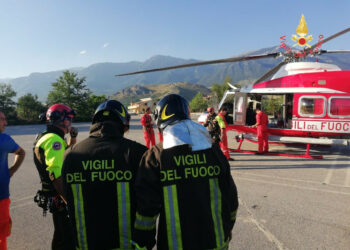 Cade durante la gita in montagna, escursionista recuperata con l’elicottero