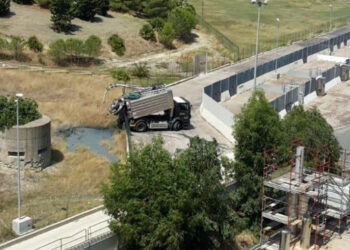 Cittadini beccano Autospurgo mentre sversava liquami nel parco pignera a Crotone e inviano foto ai Carabinieri