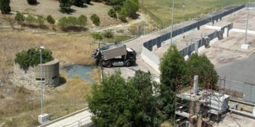Cittadini beccano Autospurgo mentre sversava liquami nel parco pignera a Crotone e inviano foto ai Carabinieri