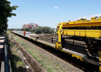 Consegnati a Corigliano i pali per l’elettrificazione della Ferrovia Jonica