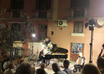 Crotone: Una serata magica nel centro storico con il concerto di Geoff Westley e Salvatore Cauteruccio