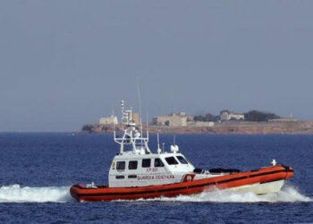 Crotone, si tuffa in mare con gli amici e scompare a largo: trovato e salvato dalla Guardia Costiera