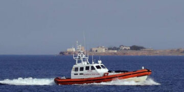 Crotone, si tuffa in mare con gli amici e scompare a largo: trovato e salvato dalla Guardia Costiera