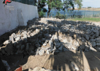 Demoliti dal proprietario manufatti abusivi a Capocolonna