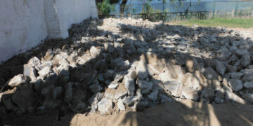 Demoliti dal proprietario manufatti abusivi a Capocolonna