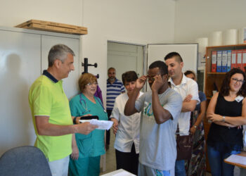 Donati apparecchio acustico, occhiali da vista e un busto correttivo a 5 migranti del “Regional Hub” di Sant’Anna