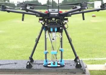Drone trova e ripara le buche stradali in 5 minuti e con risultati duraturi
