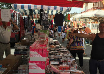Il Mercato a Strongoli: un piccolo record come primo Comune della Calabria con un avviso su ogni bancarella contro la contraffazione