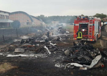 In fiamme nella notte 17 roulotte a Cirò Marina: intervengono i Vigili del Fuoco e indagano i Carabinieri
