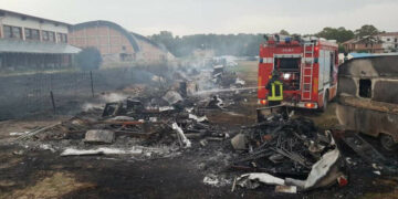 In fiamme nella notte 17 roulotte a Cirò Marina: intervengono i Vigili del Fuoco e indagano i Carabinieri