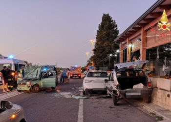 Incidente stradale alle prime luci dell’alba lungo la SS106, due feriti