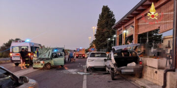 Incidente stradale alle prime luci dell’alba lungo la SS106, due feriti