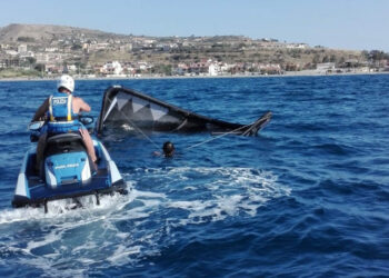 La Squadra Nautica della Polizia di Stato soccorre un giovane Kitesurfer in difficoltà