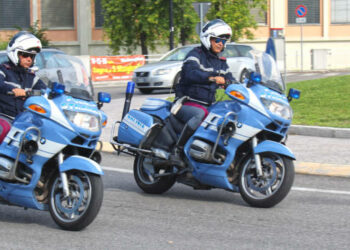 La campagna “EDUcasco” della Polizia di Stato di Crotone inizia da Isola Capo Rizzuto, registrate numerose violazioni