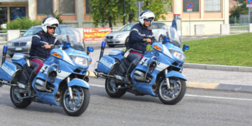 La campagna “EDUcasco” della Polizia di Stato di Crotone inizia da Isola Capo Rizzuto, registrate numerose violazioni